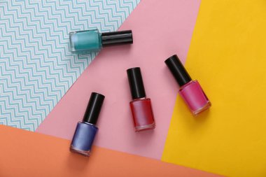 Renkli arka planda renkli oje şişeleri. Üst görünüm