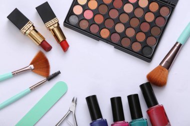 Beyaz arka planda güzellik, makyaj ve manikür ürünleri. Üst Manzara. Düz yatıyordu. Boşluğu kopyala