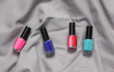 Gri ipek arka planda oje şişeleri