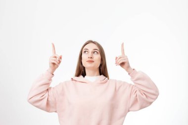 Morlodik çekici Avrupalı kadın beyaz arkaplanda izole edilmiş fotokopi alanında başparmak gösteriyor