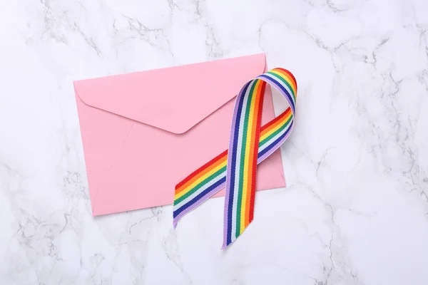 Envelope Com Fita Arco Íris Lgbt Orgulho Fita Símbolo Fundo — Fotografia de Stock