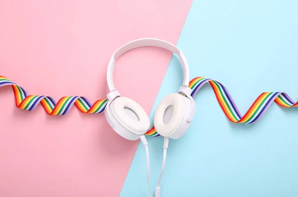 Casque Stéréo Avec Ruban Arc Ciel Lgbt Sur Fond Bleu — Photo