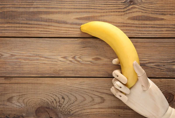 Mano Madera Sostiene Plátano Maduro Sobre Fondo Madera — Foto de Stock