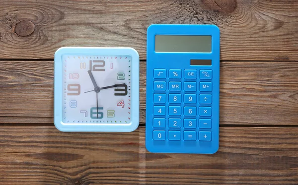 Relógio Despertador Com Calculadora Sobre Fundo Madeira Vista Superior — Fotografia de Stock