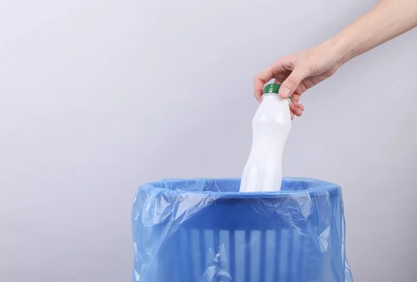 Mano Lanza Botella Plástico Papelera Con Paquete Fondo Gris — Foto de Stock