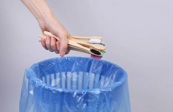Hand Wirft Bambus Öko Zahnbürsten Mülleimer Mit Verpackung Auf Grauem — Stockfoto