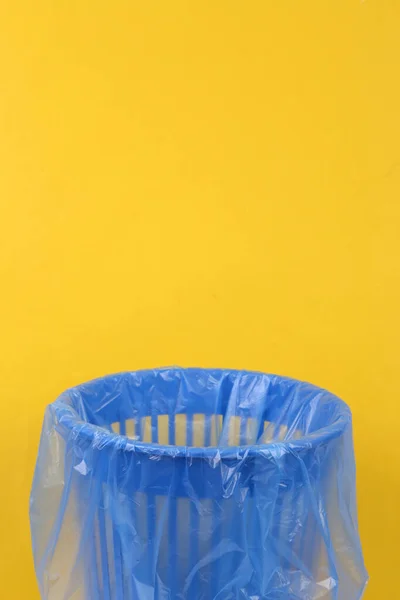 Lege Prullenbak Met Verpakking Gele Achtergrond — Stockfoto
