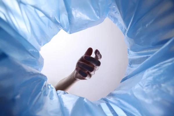 Рука Снизу Выбрасывает Мусор Мусорный Бак Голубым Мешком — стоковое фото