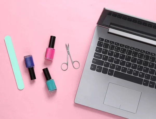 Materiały Manicure Laptop Różowym Tle Piękny Blog Widok Góry — Zdjęcie stockowe