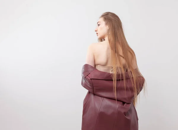 Сексуальная Модная Модель Кожаной Куртке Белом Фоне Студии — стоковое фото