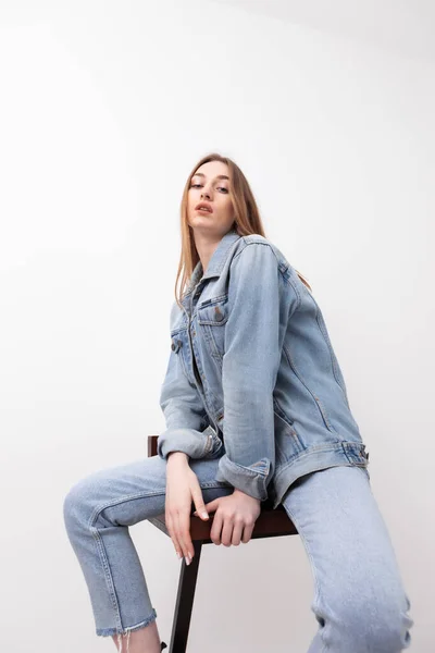 Sexy Modieuze Vogue Vrouw Model Gekleed Jeans Spijkerjasje Zittend Stoel — Stockfoto