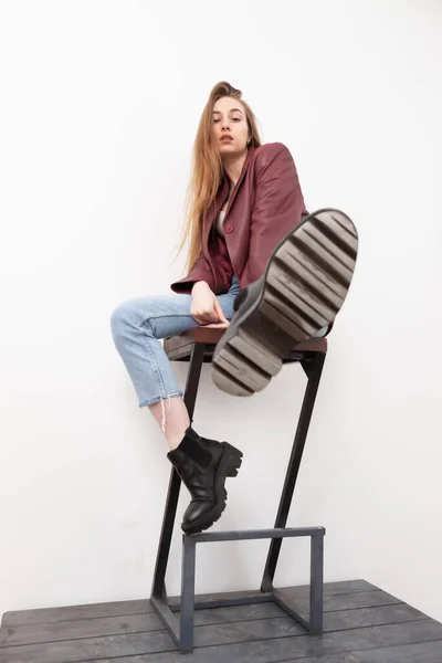 Moda Modelo Mulher Moda Vestida Jeans Jaqueta Couro Espartilho Sentado — Fotografia de Stock