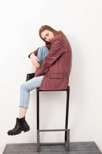 청바지를 자켓을 의자에 유행하는 — 스톡 사진