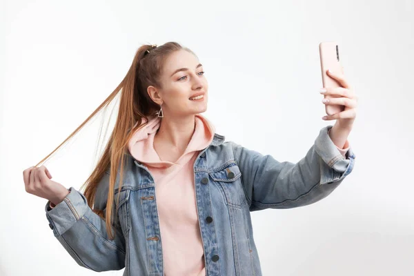 Joven Estudiante Linda Mujer Hace Selfie Teléfono Inteligente Aislado Sobre —  Fotos de Stock