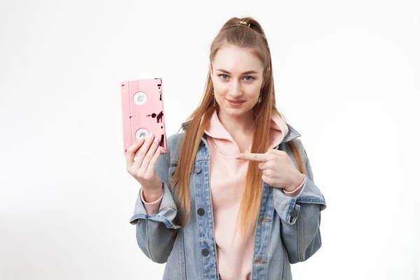 Joven Mujer Alegre Con Casete Vídeo Retro Aislado Sobre Fondo —  Fotos de Stock