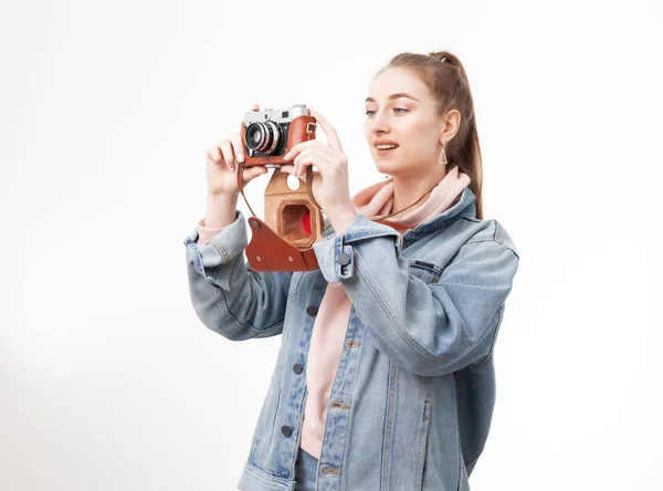 Jonge Mooie Vrouw Met Retro Camera Geïsoleerd Witte Achtergrond — Stockfoto