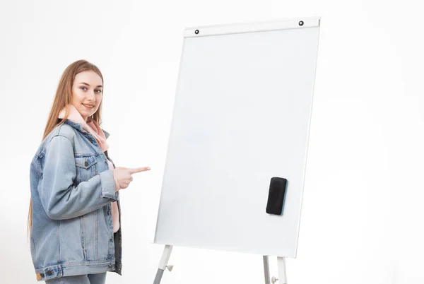 Junge Studentin Jeanskleidung Und Weißem Brett Auf Weißem Hintergrund Bildungskonzept — Stockfoto