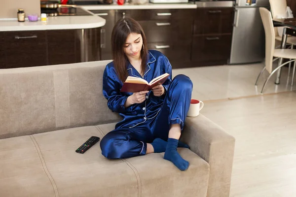 Mujer Joven Camisón Leyendo Libro Mientras Sienta Sofá Sala Estar —  Fotos de Stock