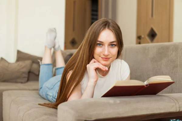 Mladá Atraktivní Žena Ležící Pohovce Čtení Zajímavé Knihy Obývacím Pokoji — Stock fotografie