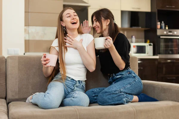 Duas Mulheres Emocionais Melhores Amigos Falando Sobre Tudo Enquanto Sentado — Fotografia de Stock