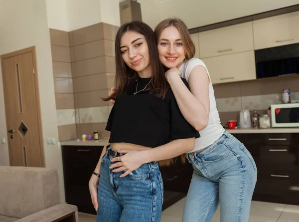Duas Namoradas Atraentes Ficam Meio Apartamento Olham Para Câmera — Fotografia de Stock