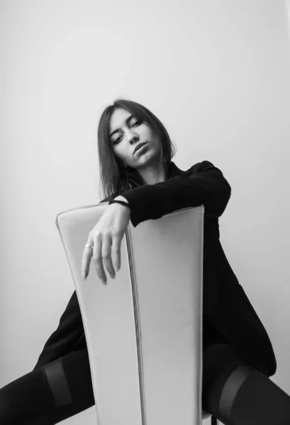 Vogue Mulher Elegante Senta Inclinado Uma Cadeira — Fotografia de Stock