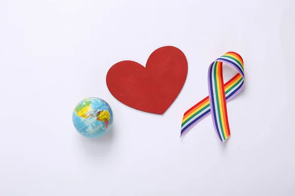 Globe Met Lgbt Regenboog Lint Trotse Tape Symbool Hart Witte — Stockfoto