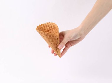 Beyaz arkaplanda el ele waffle konisi