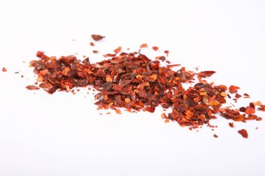 Kuru kırmızı biber baharatı beyaz arkaplanda izole edilmiş.