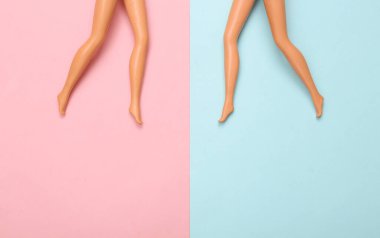 Mavi-pembe renkli arka planda çıplak ayaklı bebekler. Yaratıcı minimalist yerleşim