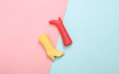 Mavi-pembe arka planda bebek botları. Minimalist moda konsepti