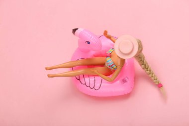 Mayo giymiş bebek şişme flamingoda dinleniyor. Yaz tatili, plaj partisi. 