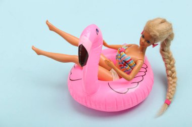 ODESSA, UKRAINE - 1 Haziran 2021: bikinili Barbie Bebek şişme flamingo üzerinde dinleniyor. Yaz tatili, plaj partisi. 