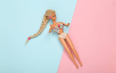 ODESSA, UKRAINE - 1 Haziran 2021: Mavi-pembe pastel arka planda Barbie Bebek