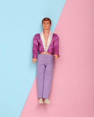 ODESSA, UKRAINE - 1 Haziran 2021: Mavi-pembe pastel arka plan üzerine Ken Doll