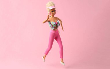 ODESSA, UKRAINE - 1 Haziran 2021: Mavi-pembe pastel arka planda Barbie Bebek