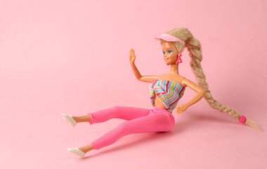 ODESSA, UKRAINE - 1 Haziran 2021: Mavi-pembe pastel arka planda Barbie Bebek