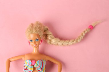 ODESSA, UKRAINE - 1 Haziran 2021: Mavi pastel arka planda Barbie Bebek kafası