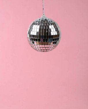 Pembe arka planda disko topu. Minimalizm partisi konsepti