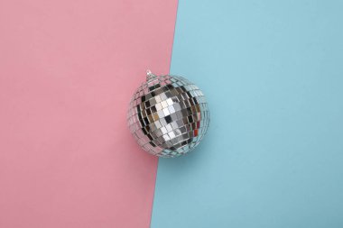 Mavi-pembe renkli arka planda disko topu. Üst Manzara. Düz yatıyordu. Minimalizm partisi konsepti