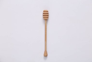 Beyaz arka planda tahta bal kaşığı. Düz yatış, üst görünüm.