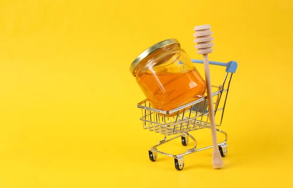 Mini Shoppingvagn Med Bee Honung Burk Och Honung Träsked Gul — Stockfoto