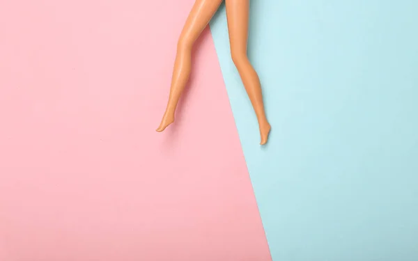 Boneca Pés Descalços Femininos Fundo Pastel Azul Rosa Layout Minimalista — Fotografia de Stock