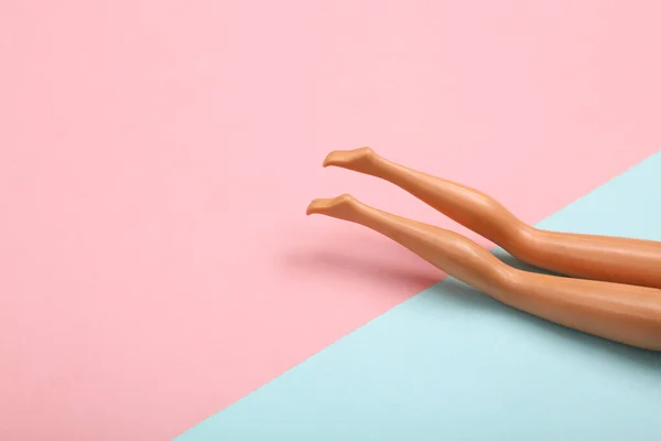 Boneca Pés Descalços Femininos Fundo Pastel Azul Rosa Banho Sol — Fotografia de Stock