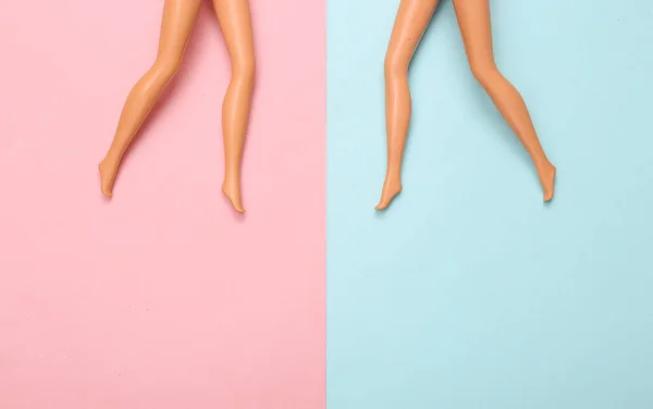 Bonecas Pés Descalços Femininos Fundo Pastel Azul Rosa Layout Minimalista — Fotografia de Stock