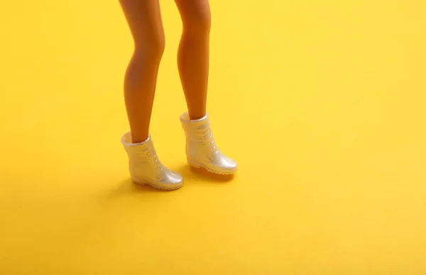 Muñeca Piernas Femeninas Botas Sobre Fondo Amarillo Diseño Minimalista Creativo — Foto de Stock