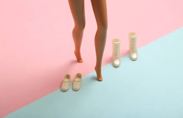 Pés Boneca Escolhe Sapatos Fundo Azul Rosa Layout Moda Minimalista — Fotografia de Stock
