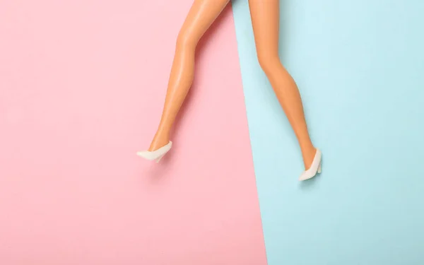 Muñeca Piernas Mujer Zapatos Tacón Alto Sobre Fondo Azul Pastel —  Fotos de Stock