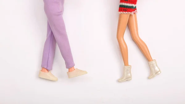 Boneca Pernas Masculinas Femininas Sapatos Fundo Branco Layout Minimalista Criativo — Fotografia de Stock
