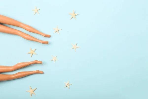 Muñecas Pies Desnudos Femeninos Sobre Fondo Azul Con Estrellas Mar — Foto de Stock
